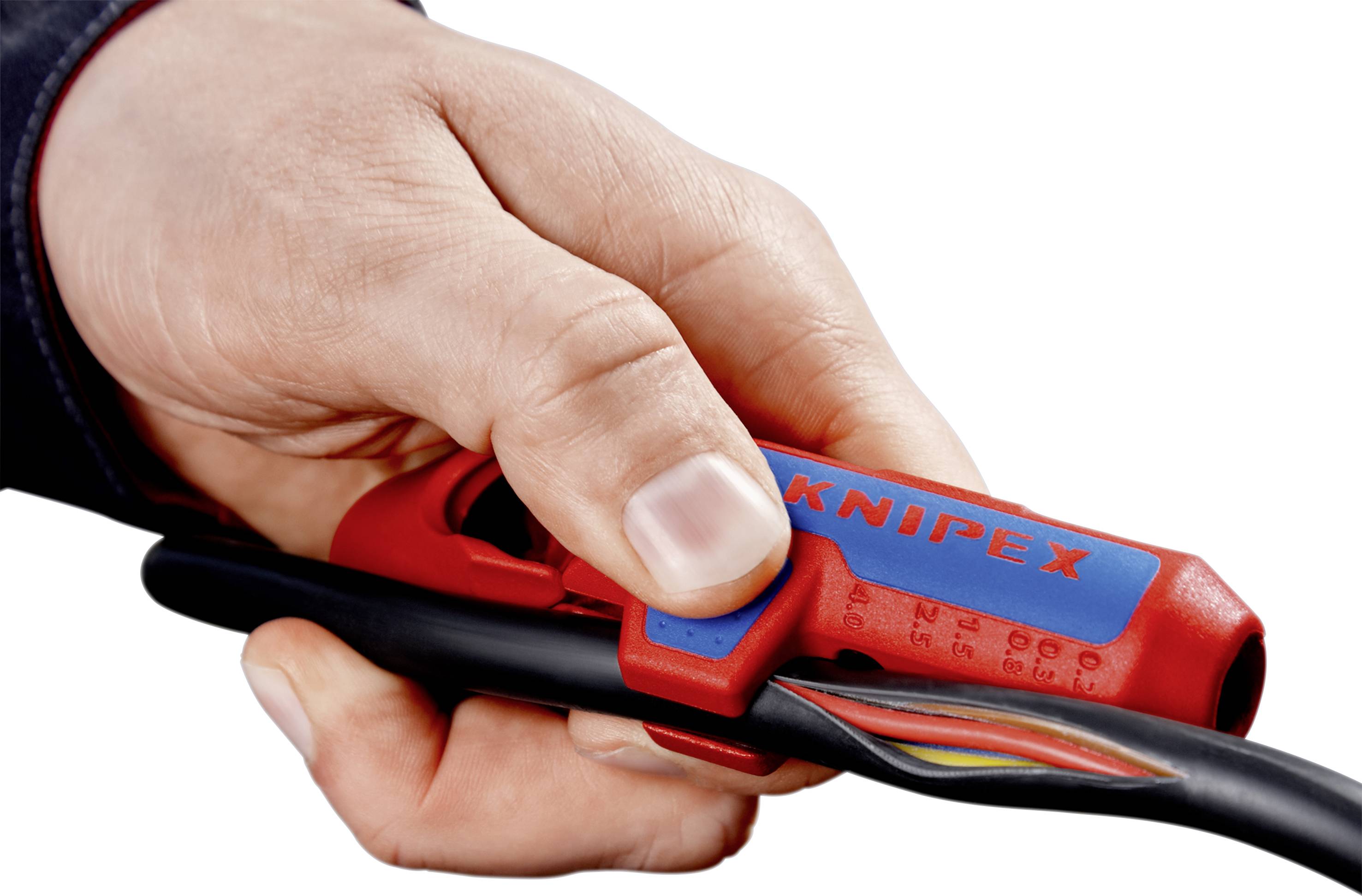 Eine Hand hält ein Knipex-Werkzeug, das ein Kabel abisoliert. Das Werkzeug ist rot mit einem blauen Aufdruck des Markennamens.