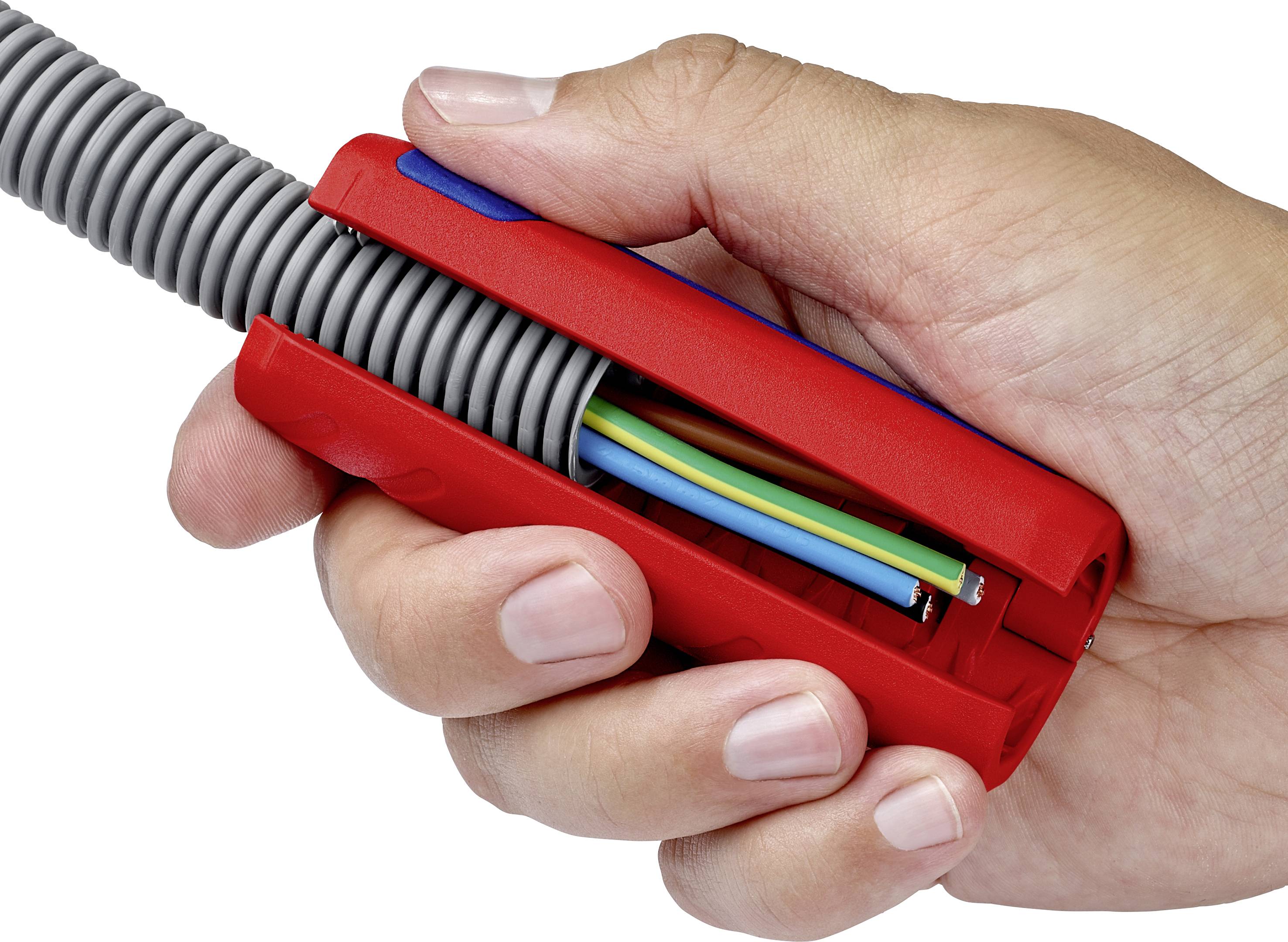 Eine Hand hält ein rotes Abisolierwerkzeug, das ein graues Kabel mit farbigen Drähten freilegt.