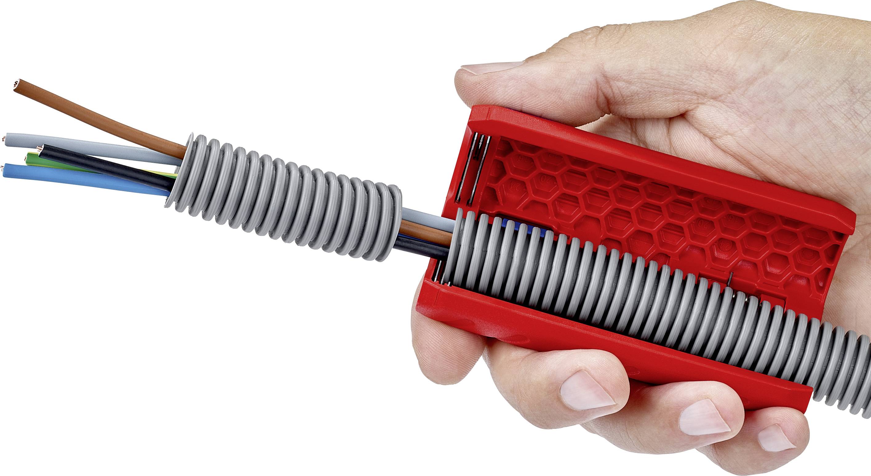 Eine Hand hält ein rotes Kabelschutzrohr, aus dem bunte elektrische Drähte hervorschauen.