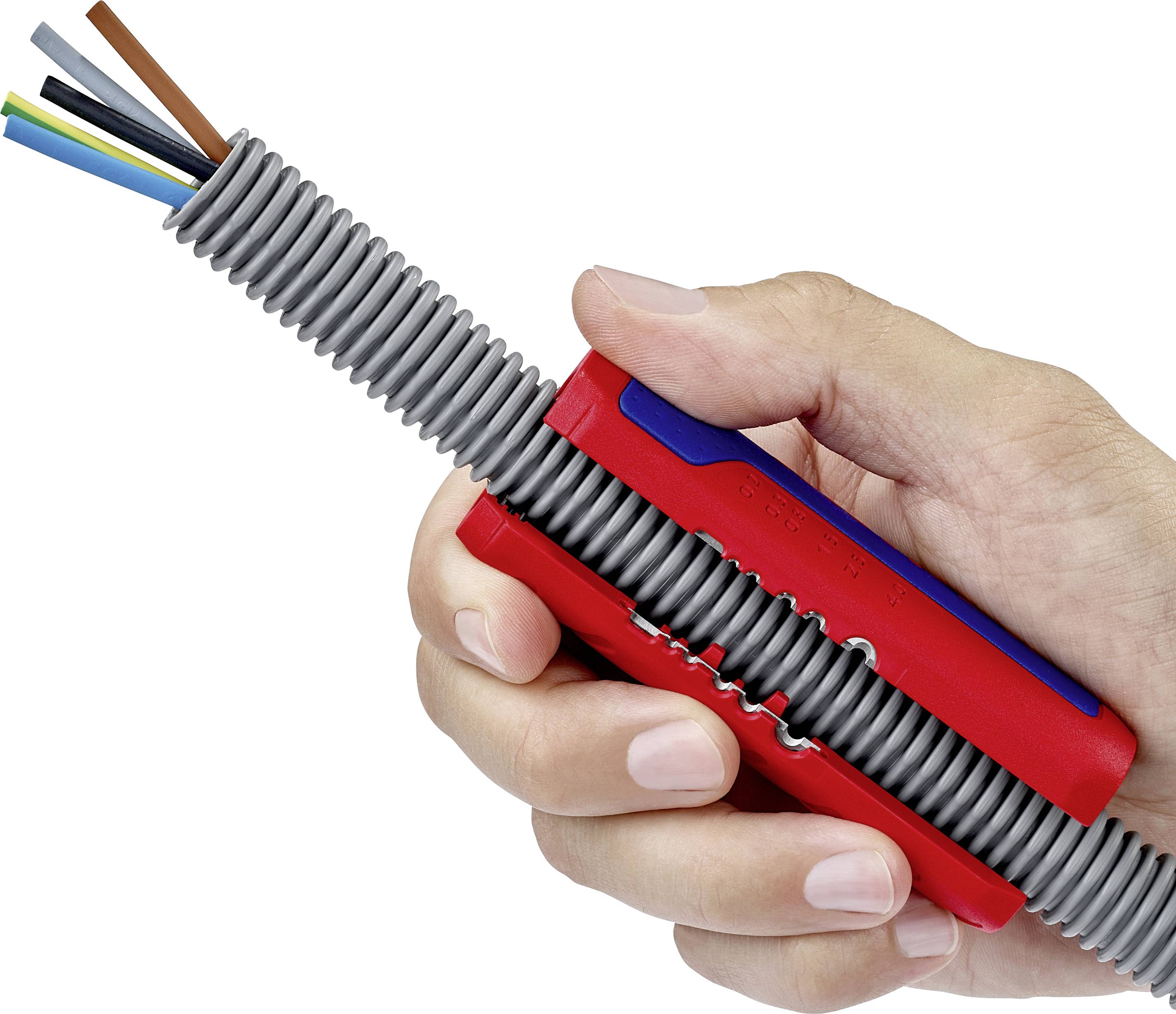 Eine Hand hält ein graues Wellrohr mit freigelegten bunten Drähten, umgeben von einem roten Schneidewerkzeug.