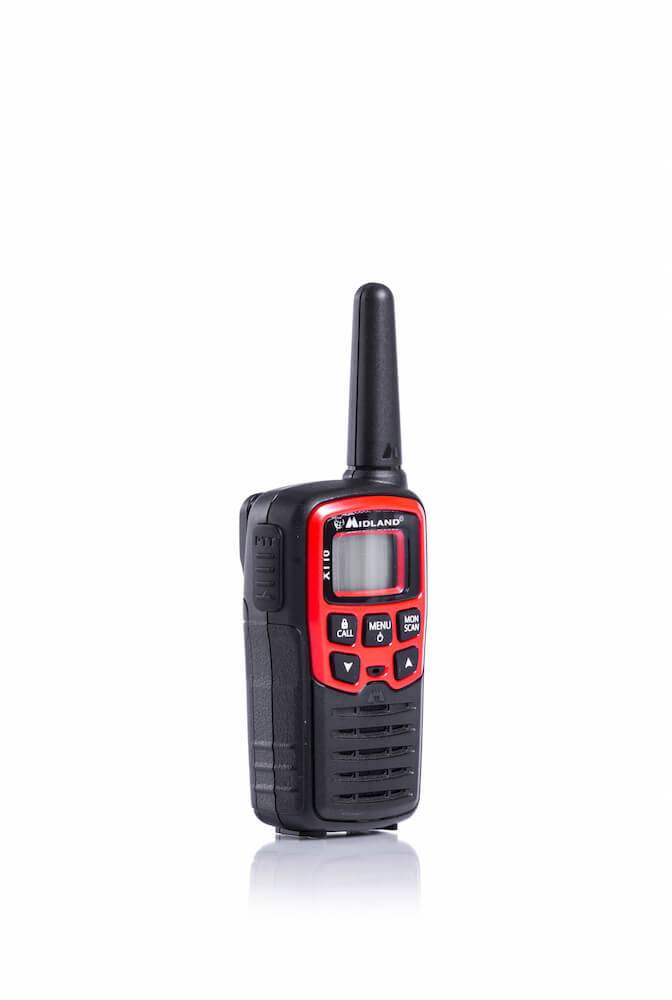 Ein rotes und schwarzes Walkie-Talkie mit Antenne, Display und mehreren Tasten zur Steuerung von Funktionen und Kanälen.