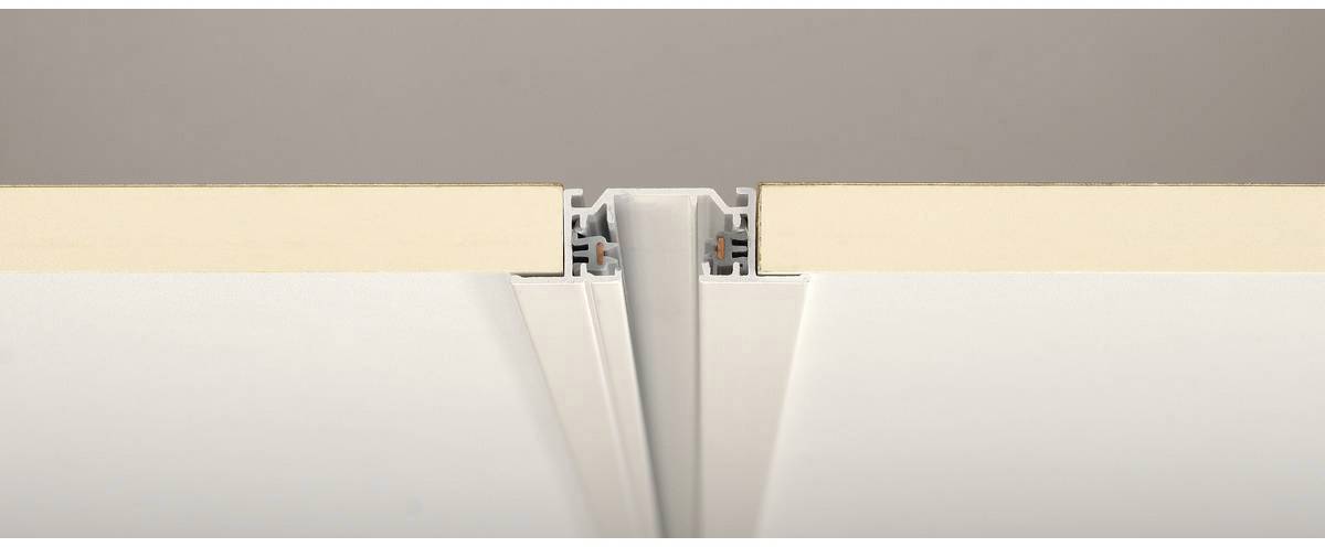 Schnittansicht einer Trockenbauwand mit einem verdeckten Profil, das zwei Platten verbindet, zur Darstellung einer nahtlosen Konstruktion.