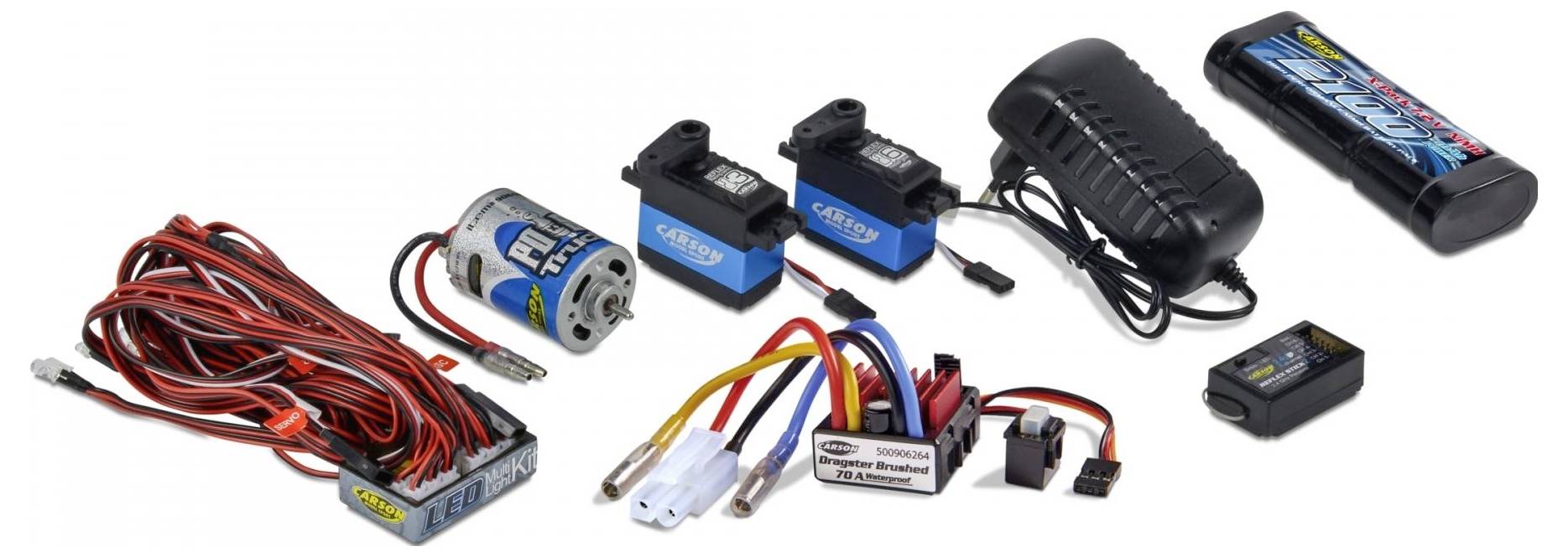 'Komponenten für RC-Fahrzeuge einschließlich Drähte, Motor, Servos, Batteriepack, Ladegerät und Empfänger, angeordnet auf weißem Hintergrund.'