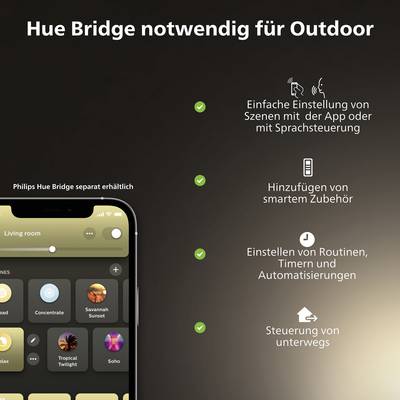 'Philips Hue Bridge notwendig für Outdoor'. Smartphone mit Philips Hue App zeigt Szenen wie 'Savannah' und 'Tropical Twilight'. Funktionen: Sprachsteuerung, Automatisierung, Smarte Steuerung.