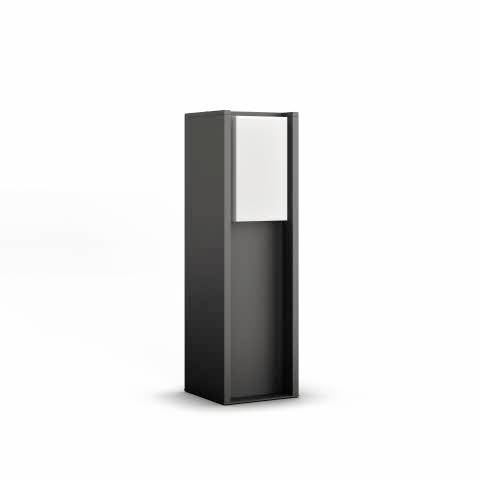 Eine schwarze, rechteckige Stehleuchte mit einem weißen Lampenschirm oben, minimalistisch im Design.