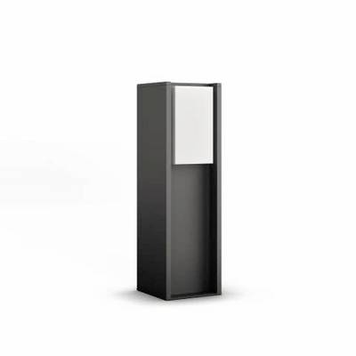 Eine schwarze, rechteckige Stehleuchte mit einem weißen Lampenschirm oben, minimalistisch im Design.