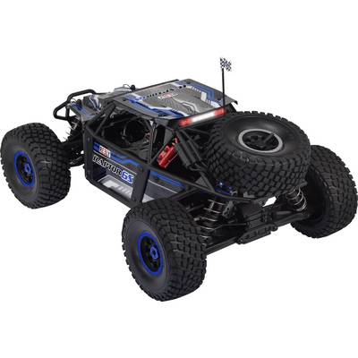 Ein ferngesteuertes Auto im Offroad-Stil mit großen Reifen und einem Reserverad auf der Rückseite. Das Auto hat eine schwarz-blaue Farbgebung.