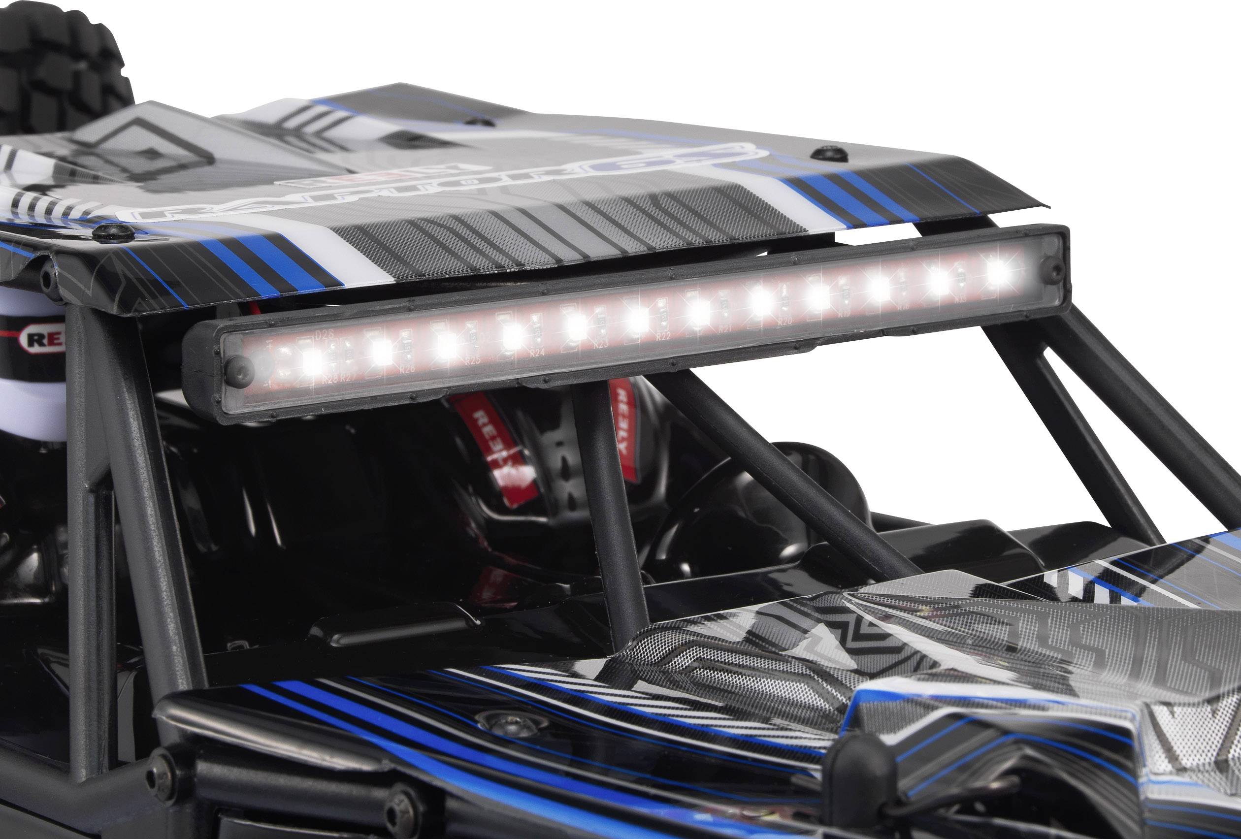 Ein ferngesteuertes Auto im Nahbereich mit schwarz-blauem Design und LED-Lichtleiste auf dem Dach.