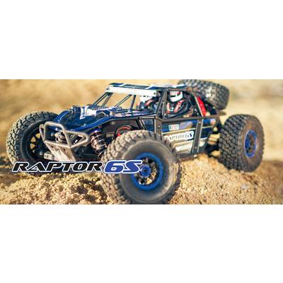 Ein ferngesteuertes Auto im Offroad-Design fährt auf sandigem Gelände. Aufschrift 'Raptor 6S' auf der Karosserie.