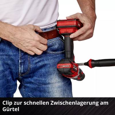 Person befestigt schnell einen Gürtelclip an einem Akkuschrauber.
