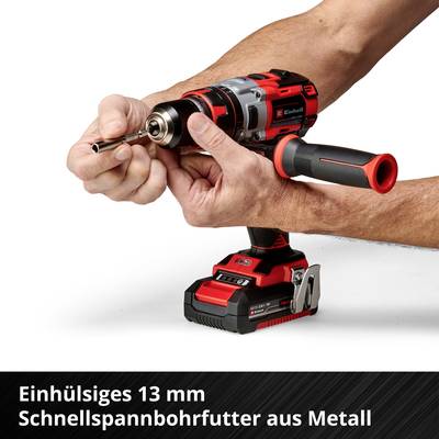 Akkuschrauber mit rotem Griff wird gehalten; Akku an der Unterseite. Text informiert: 'Einhülsiges 13 mm Schnellspannbohrfutter aus Metall'.