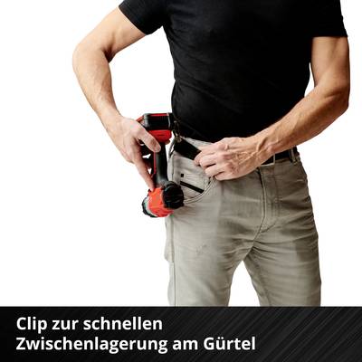 Eine Person befestigt schnell eine Bohrmaschine an ihrem Gürtel.