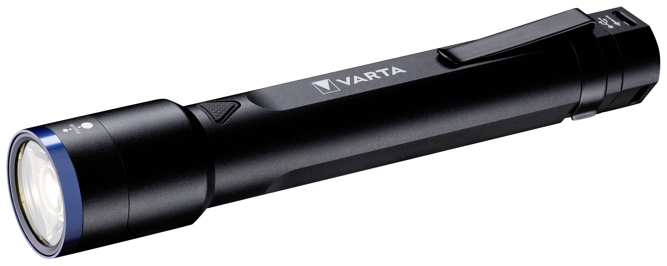 Eine schwarze Taschenlampe mit einem Clip und blauer Akzentlinie. Text auf dem Griff: 'VARTA'.