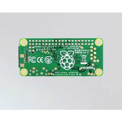 Grüne Platine mit dem Logo einer Himbeere in der Mitte, Beschriftungen und Anschlüsse auf der Oberfläche. Elektronisches Bauteil.