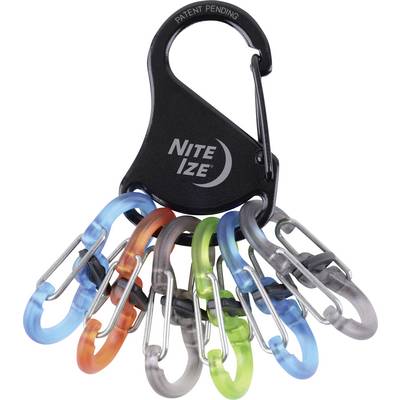 Ein schwarzer Clip mit fünf angebrachten bunten Kunststoff-Karabinern: blau, orange, grau, grün und klar, mit der Beschriftung "Nite Ize Patent Pending".