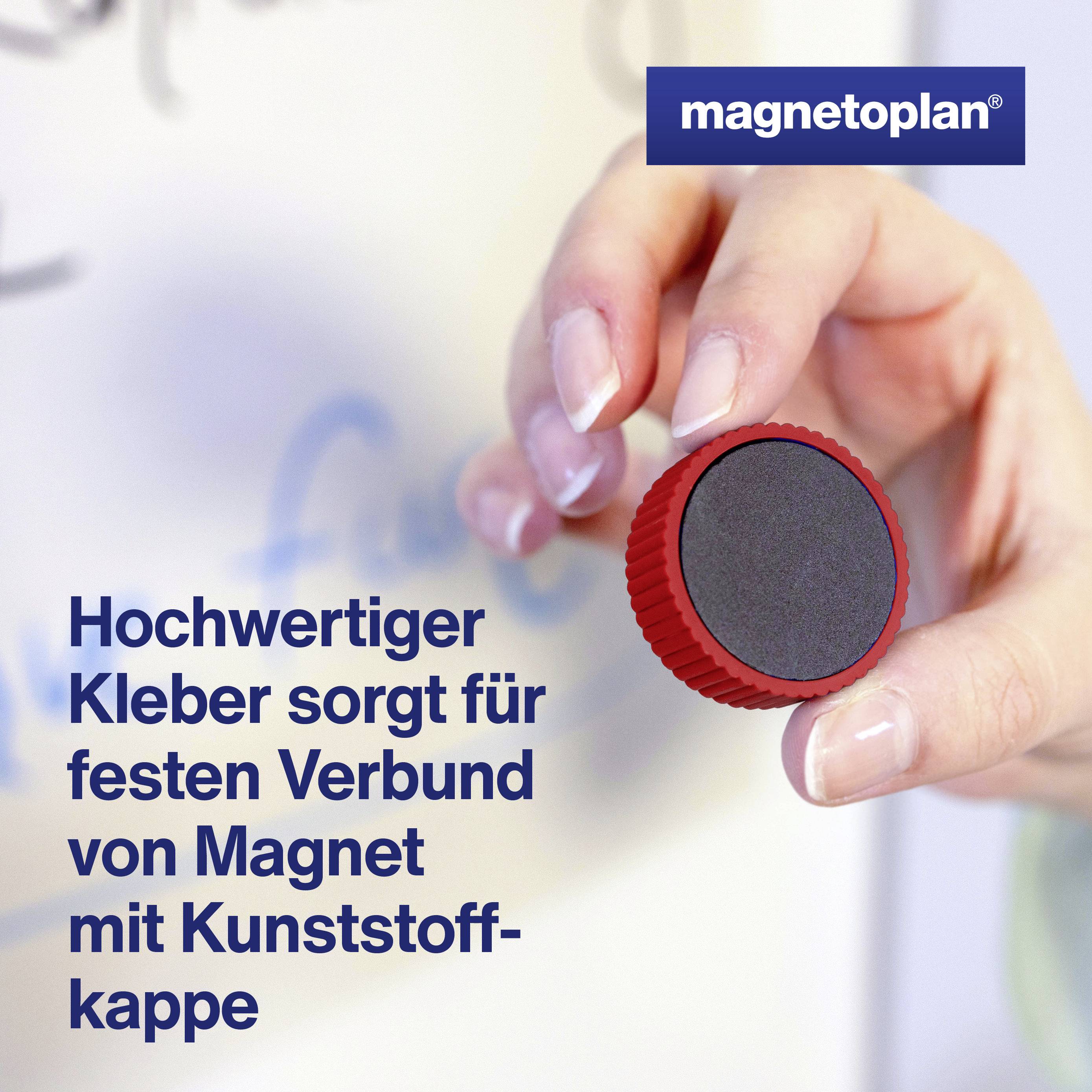 'Hand hält runden Magnet mit Kunststoffkappe. Text: Hochwertiger Kleber sorgt für Verbund mit Kunststoffkappe.'