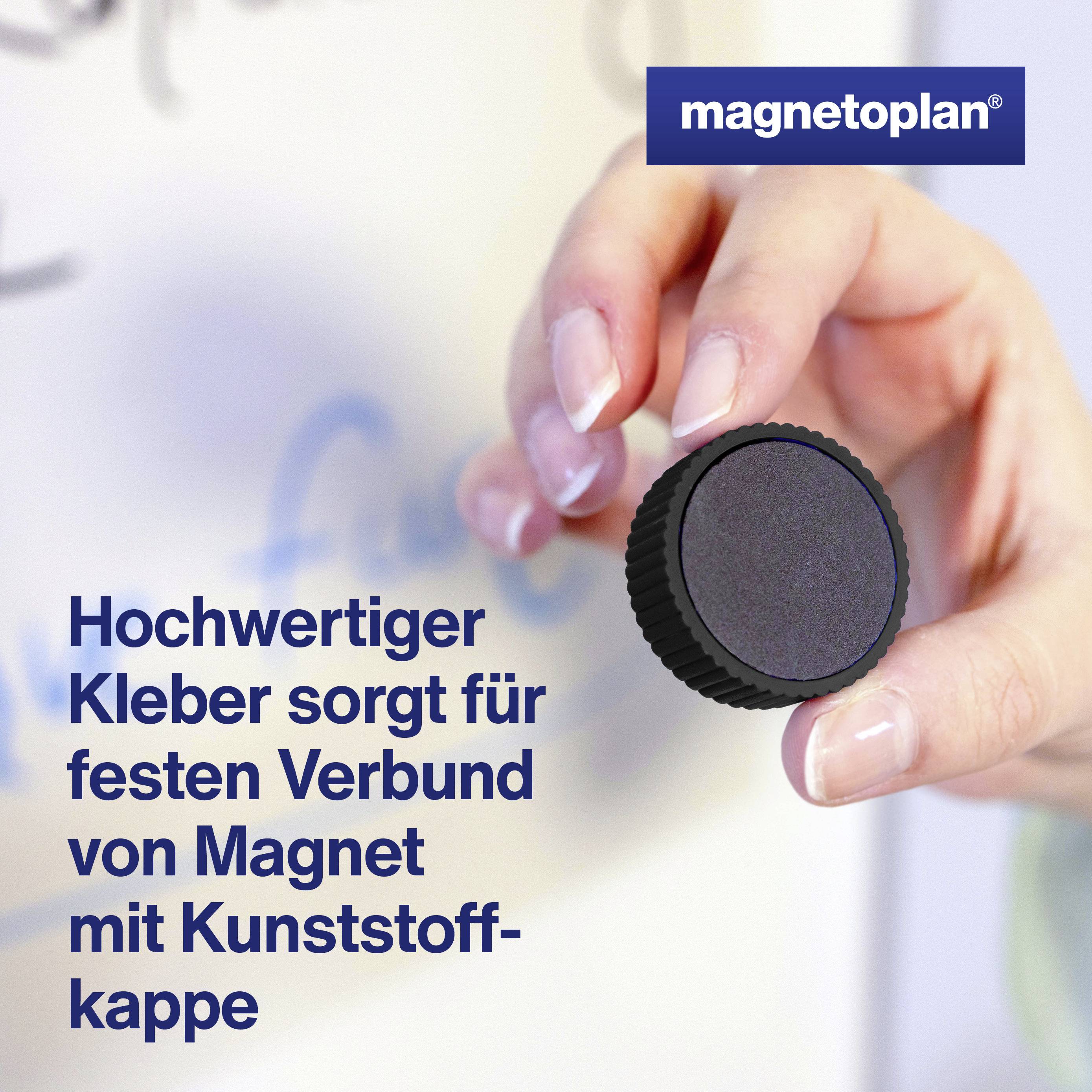 Eine Hand hält einen runden, schwarzen Magneten vor einem weißen Hintergrund mit der Aufschrift 'Hochwertiger Kleber sorgt für Verbund mit Kunststoffkappe'.