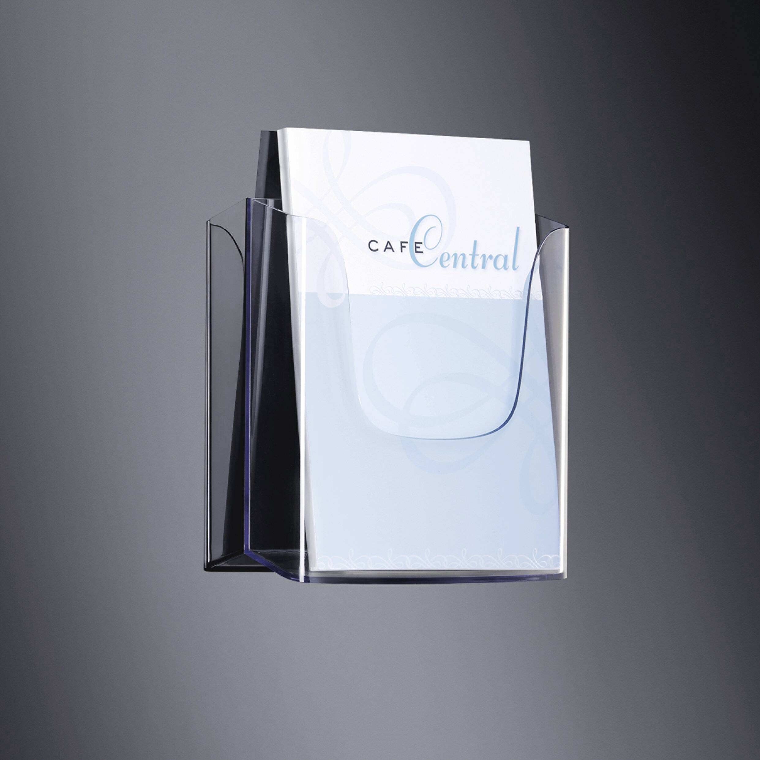 Ein transparenter, wandmontierter Flyerhalter zeigt ein Cafe-Central-Flugblatt mit einem hellblauen Design und dem Text „CAFE central".