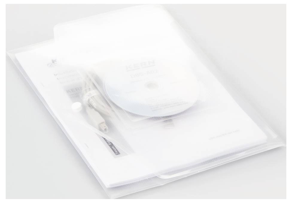 Eine durchsichtige Plastiktüte enthält eine Anleitung, eine CD und ein Kabel, vermutlich als Zubehör für ein elektronisches Gerät.