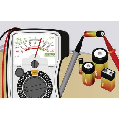 Ein digitales Multimeter, das zur Überprüfung der Spannung von AA-Batterien im Einsatz ist. Die Anzeige zeigt den Messwert.