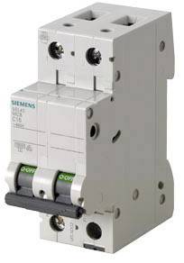 'Sicherungsschalter Siemens 5SL4, 10 Ampere, zwei Schalter mit grünem "ON" und rotem "OFF"-Indikator, graues Gehäuse.'
