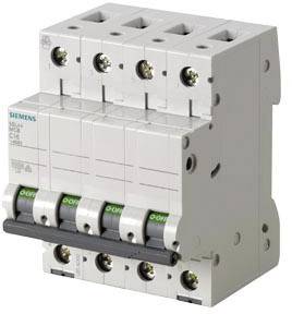Ein dreipoliger Leitungsschutzschalter von Siemens, Modell 5SL6, C16, mit Kippschaltern in der Position 'ON'.