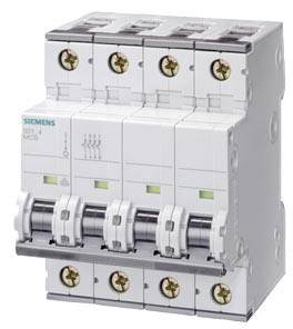 Ein vierpoliger Leistungsschalter der Marke Siemens, Modell 5SJ4. Er ist für den Schutz elektrischer Stromkreise konzipiert.
