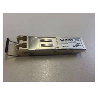 Ein Siemens SFP-Modul liegt auf einer Oberfläche. Es ist ein optisches Transceiver-Modul, das für Netzwerkverbindungen verwendet wird.