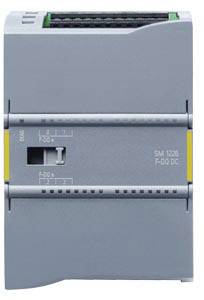 Ein grauer elektrischer Schaltschrank oder Modul mit mehreren Anschlüssen, möglicherweise für industrielle Steuerungssysteme.