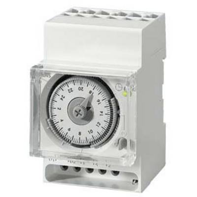 Zeitschaltuhr in Nahaufnahme. Sie zeigt eine 24-Stunden-Anzeige mit einstellbarem Ziffernblatt, um elektrische Geräte zeitgesteuert ein- und auszuschalten.