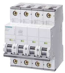 Ein weißer Leitungsschutzschalter mit vier Schaltern, Modell von Siemens, zur Absicherung elektrischer Stromkreise in Gebäuden.