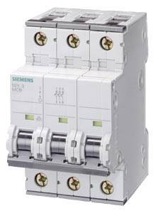 Leistungsschalter von Siemens mit drei Schaltmechanismen, weißes Gehäuse, geeignet für elektrische Installationen.