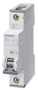 Ein grauer Siemens Sicherungsautomat, Modell 5SY4, mit Hebel und Schraubklemmen, zur Verwendung in elektrischen Schaltkästen.