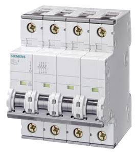 Ein vierpoliger Siemens-Leistungsschalter mit Schaltern und Anschlussklemmen, geeignet für industrielle elektrische Anwendungen.