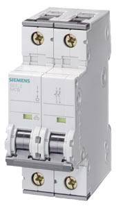 Ein Siemens-Leitungsschutzschalter mit zwei Kippschaltern, verwendet zur Absicherung von elektrischen Stromkreisen in einem Verteilerkasten.