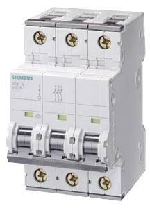 Ein dreipoliger Schutzschalter von Siemens, Modell 5SY63, zur Verteilung und Absicherung von elektrischen Stromkreisen in Gebäuden.
