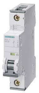 Ein Siemens Leitungsschutzschalter in Seitenansicht. Er zeigt zwei Schraubanschlüsse und einen Kippschalter zur Steuerung der Stromzufuhr.
