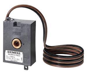 Ein Siemens-Trench-Schalter mit einer schwarzen Box und drei rot-schwarzen Drähten, die aufgerollt sind, ist zu sehen.