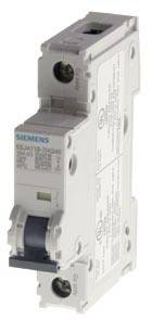 Ein elektrischer Schutzschalter von Siemens, Modellnummer sichtbar. Weißes Gehäuse mit Bedienelement und Anschlüssen oben und unten.
