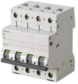 Ein dreipoliger Schutzschalter in Weiß mit schwarzem Hebel, geeignet für Überlast- und Kurzschlussschutz in elektrischen Stromkreisen.