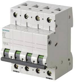 Ein dreipoliger Schutzschalter, montiert auf einer DIN-Schiene, dient zum Schutz von elektrischen Schaltungen vor Überlast.