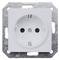 Weiße Steckdose in einer quadratischen Metallhalterung, geeignet für elektrische Geräteanschlüsse in Innenräumen.
