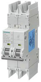 Ein zweipoliger Leitungsschutzschalter von Siemens. Weißes Gehäuse mit blauen und grünen Markierungen. Teil eines elektrischen Schaltkreises.