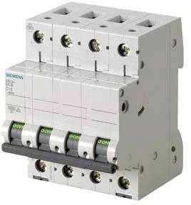Ein dreipoliger Schutzschalter mit Kippschaltern in der Position 'Ein'. Geeignet für Elektroinstallationen zur Überlastsicherung.