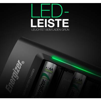 Ladegerät mit grüner LED-Leiste oben, zeigt geladene AA-Akkus der Marke Energizer an. Text: 'LED-Leiste leuchtet beim Laden grün'.