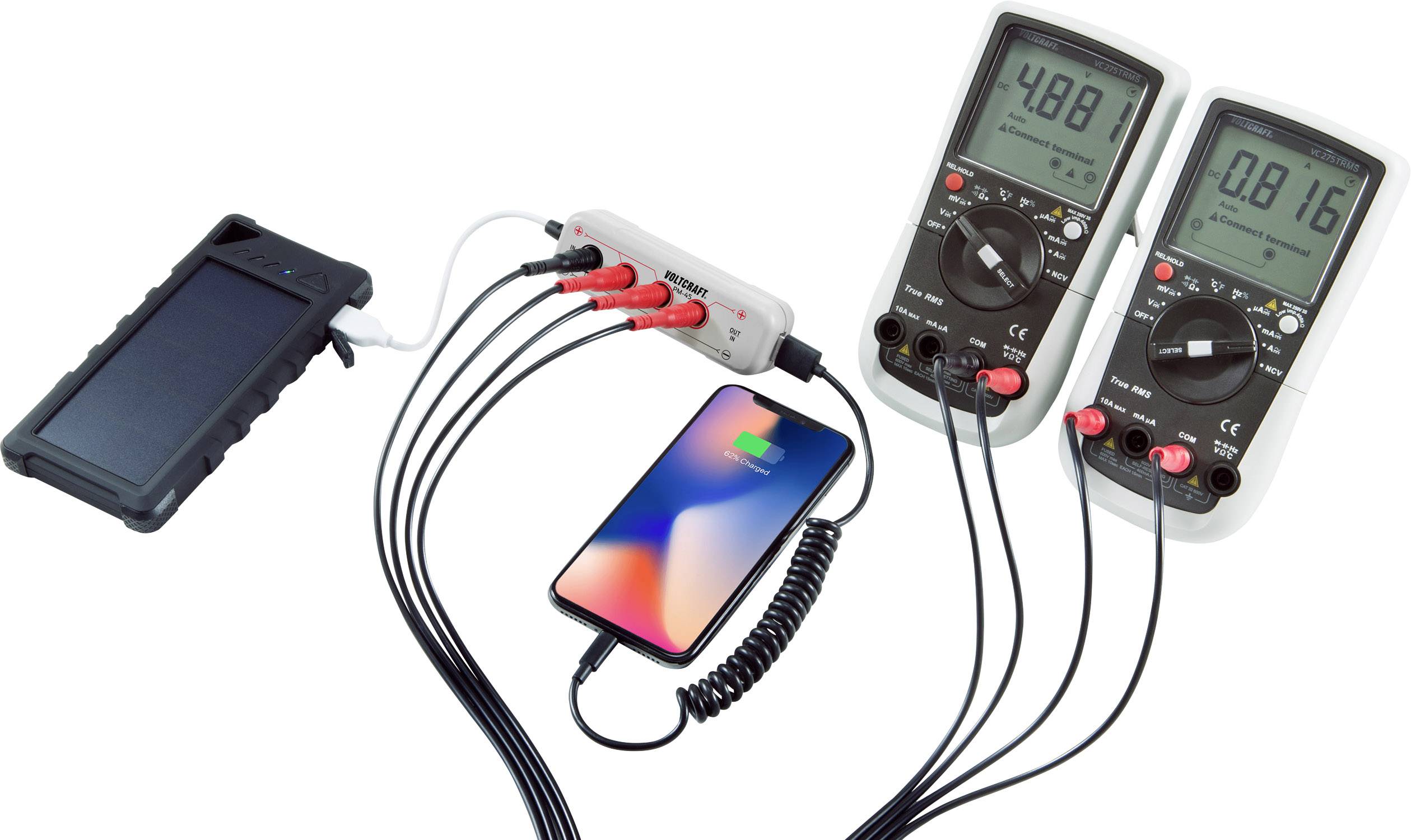 Smartphone wird von Solarladegerät aufgeladen, verbunden mit zwei Multimetern. Anzeige: 4,88 V und 0,16 A. Energiemessungsszenario.