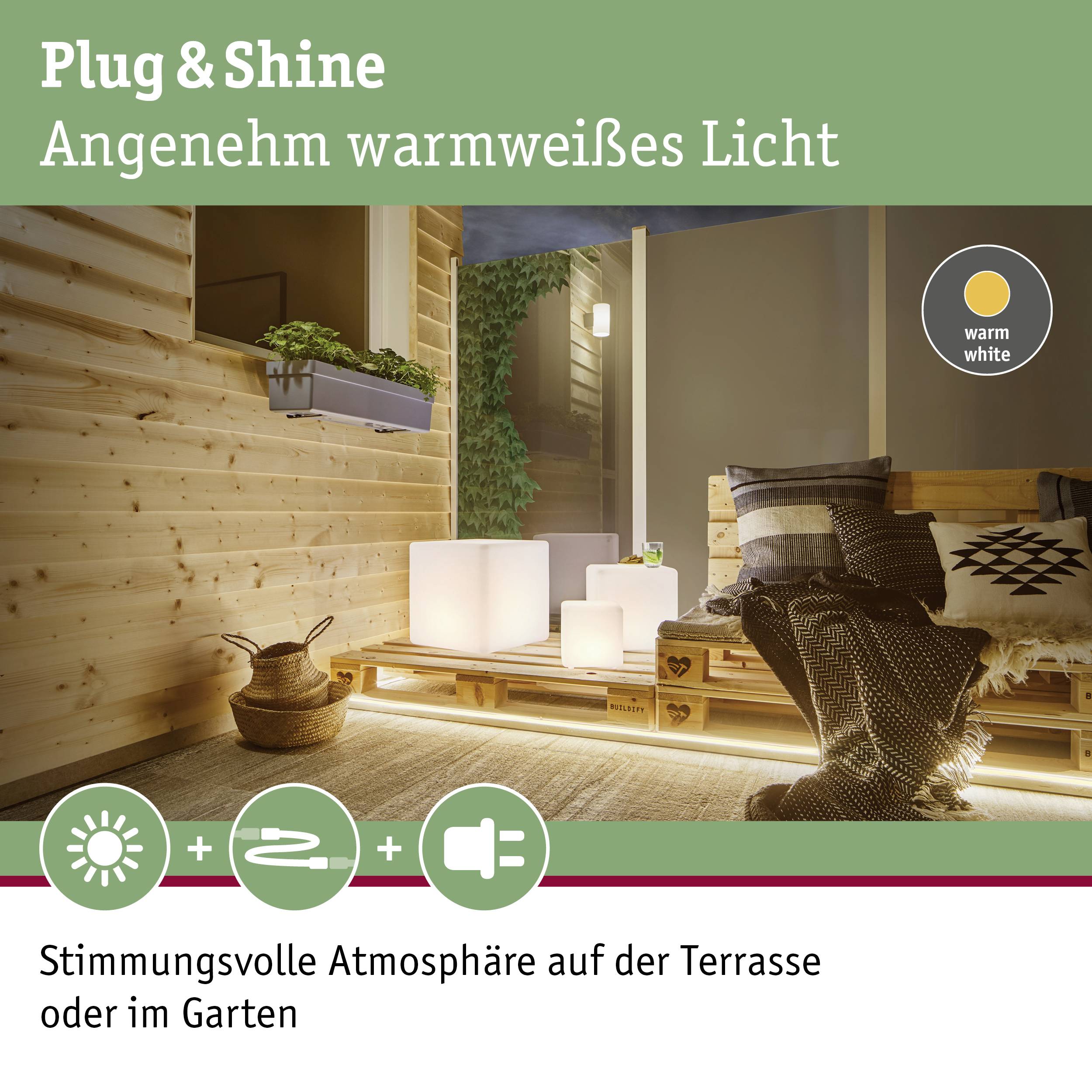 Ein gemütlicher Terrassenbereich, beleuchtet in warmweißem Licht, mit Holzmöbeln und Pflanzen. Text: 'Stimmungsvolle Atmosphäre im Garten'.