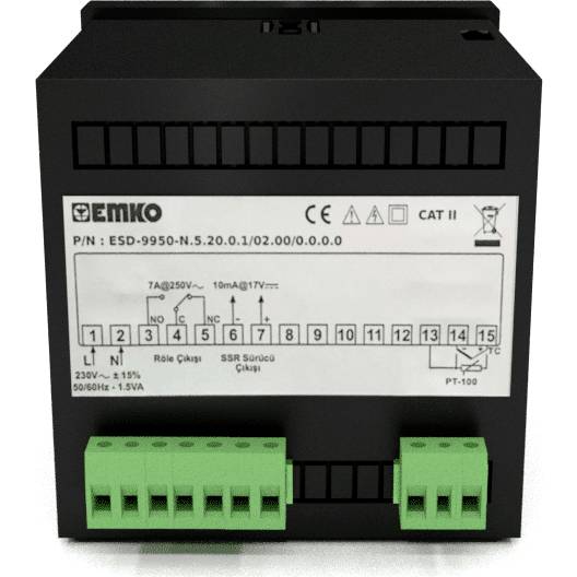 Ein schwarzes elektronisches Gerät mit grünen Anschlussklemmen und verschiedenen technischen Spezifikationen auf einem weißen Aufkleber.