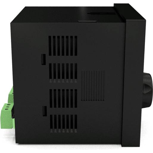 Schwarzes elektronisches Gerät mit Lüftungsschlitzen an der Seite. Links sind grüne Anschlüsse sichtbar.