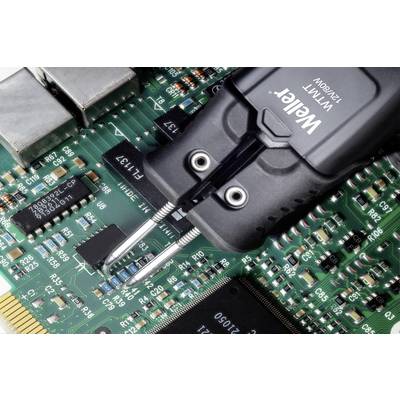 Lötstation mit zwei Spitzen bearbeitet eine grüne Leiterplatte mit mehreren elektronischen Komponenten und Chips.